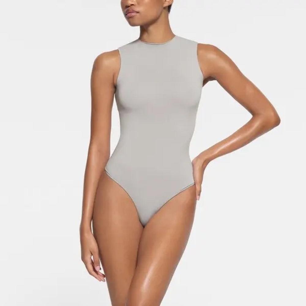 SKIMS ESSENTIAL CREW NECK SLEEVELESS BODYSUIT 4X/5X - Picture 1 of 3